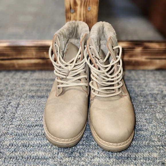 Ladies Dirty Laundry Boots - Picture 2 of 10